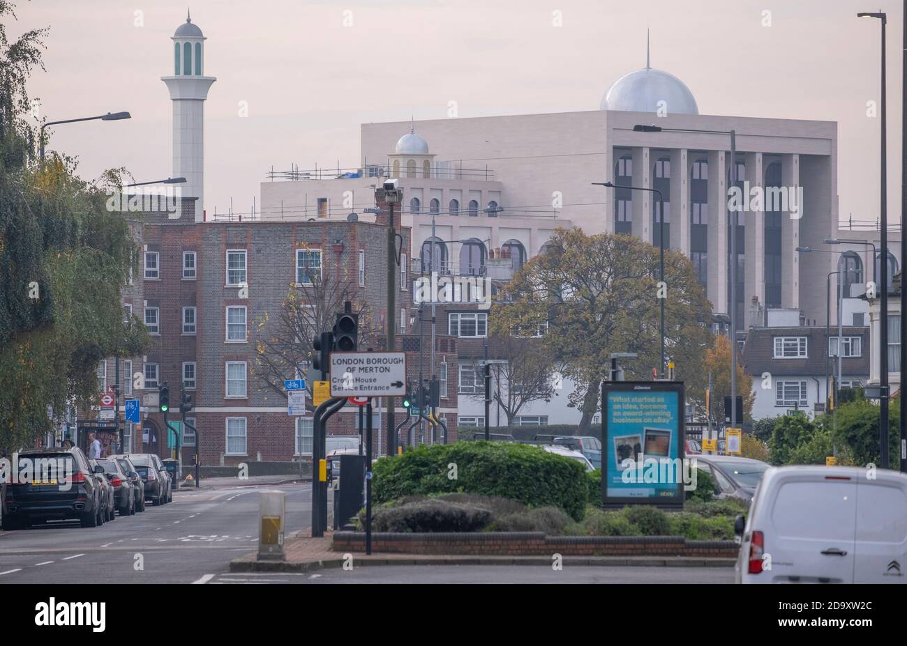 London Road, Morden, Regno Unito. La moschea di Bitul Futuh nel sobborgo di Londra di Morden, una delle più grandi moschee dell'Europa occidentale Foto Stock