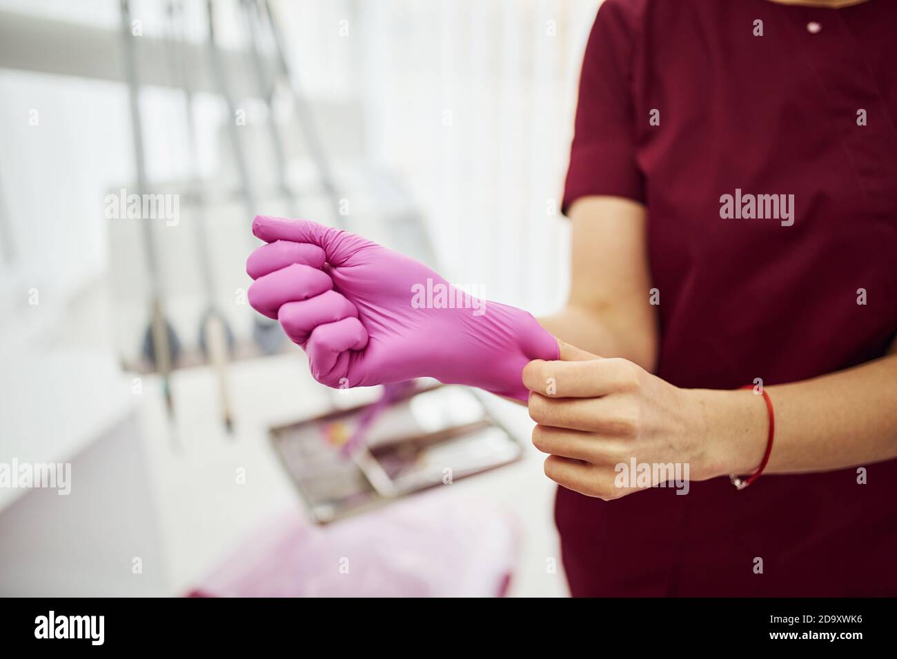 Vista ravvicinata del dentista femminile in guanti uniformi in un ufficio di stomatologia Foto Stock