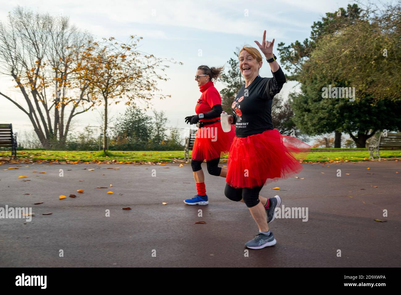 Southend on Sea, Essex, Regno Unito. 8 Nov 2020. I runner hanno partecipato a una corsa a Southend on Sea on Remembrance Domenica per raccogliere fondi per la Royal British Legion, fondi molto necessari a causa della perdita di milioni di sterline di reddito dalla perdita di vendite di papavero attraverso il blocco COVID 19. I runner della mattina presto hanno goduto di una mattina d'autunno brillante e croccante. Guide femmina Foto Stock