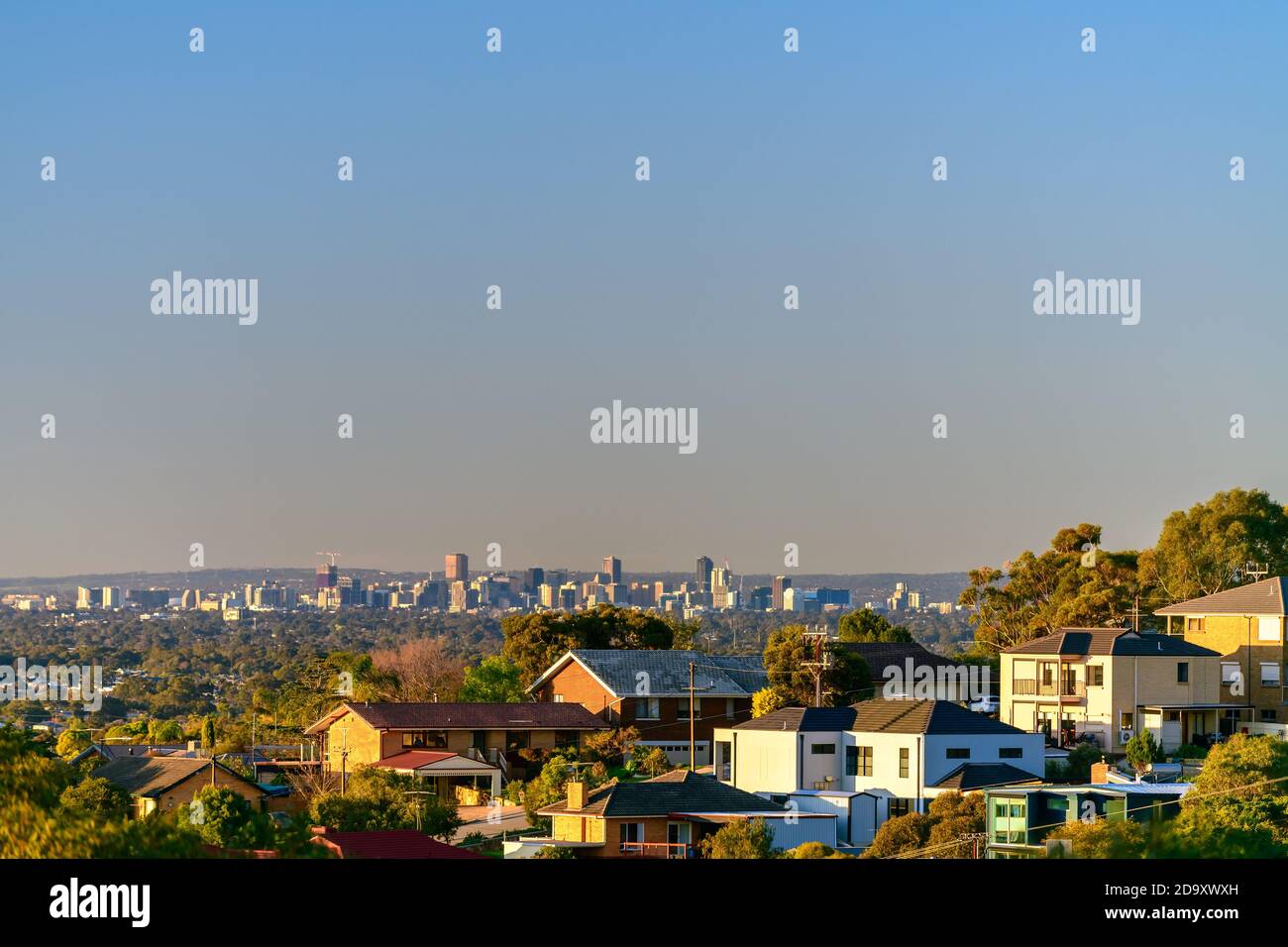 Insieme di case con vista dello skyline di Adelaide sullo sfondo al tramonto, Australia del Sud Foto Stock