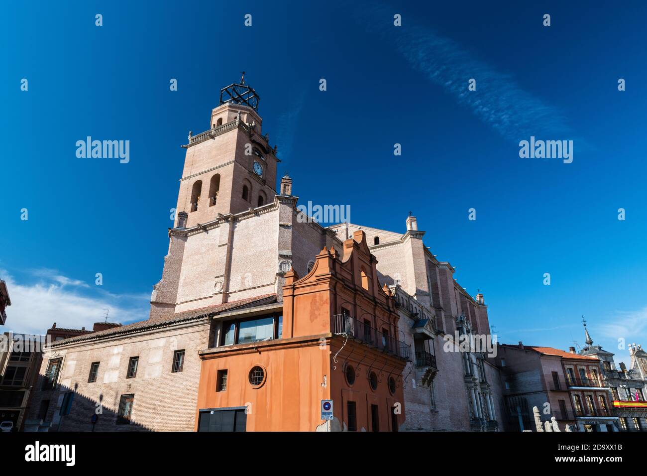 Vista esterna della Colegiata de San Antolin a Medina del campo, Valladolid, uno dei più importanti edifici storici della città. Foto Stock