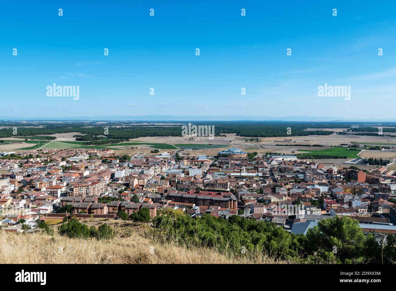 Vista di ISCAR dal suo castello, un piccolo centro storico nella provincia di Valladolid in Castilla y León, con l'arena ricostruita sullo sfondo. Foto Stock