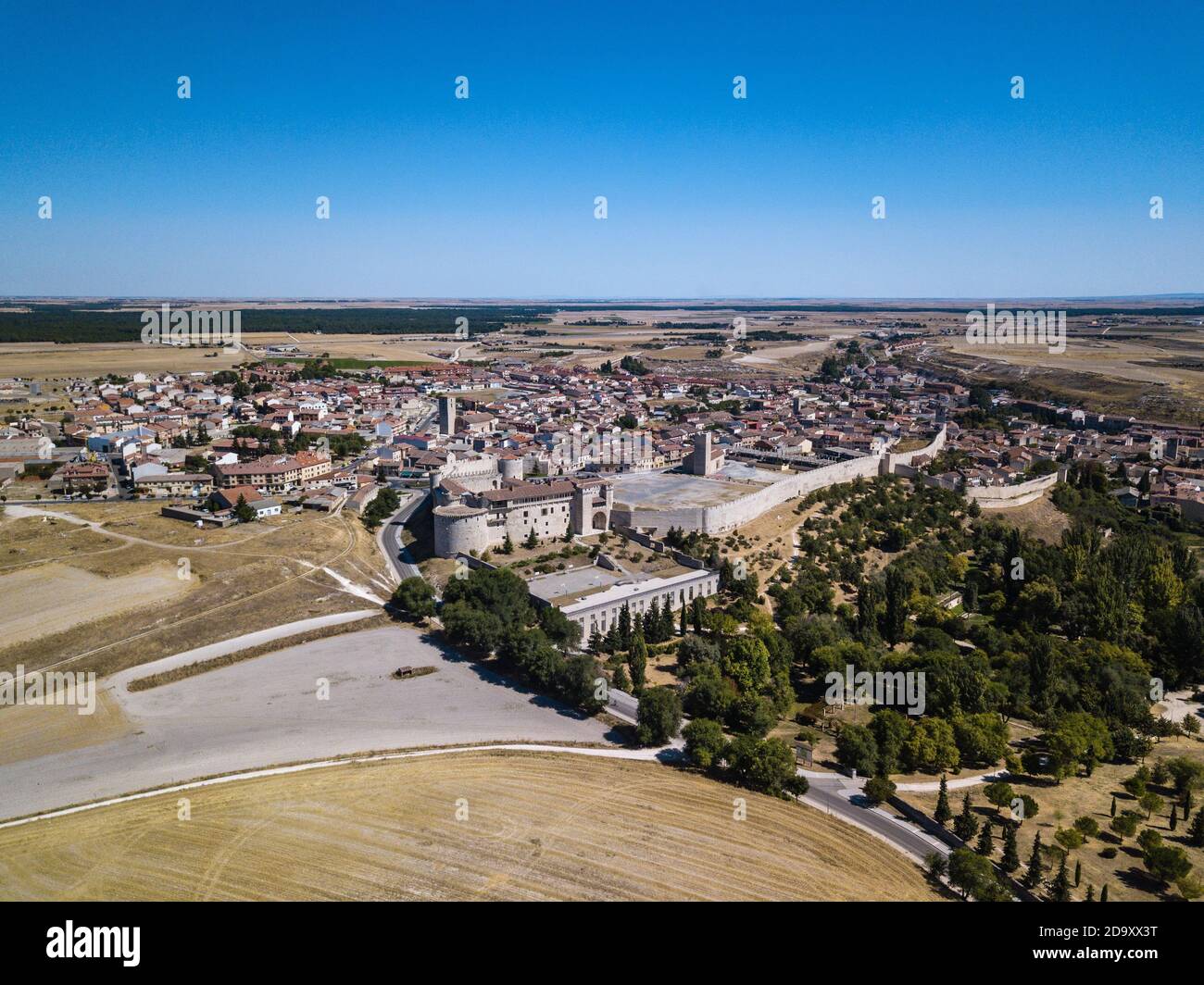 Vista aerea di Cuellar, un piccolo centro storico in provincia di Segovia, con il castello ricostruito in primo piano. Foto Stock