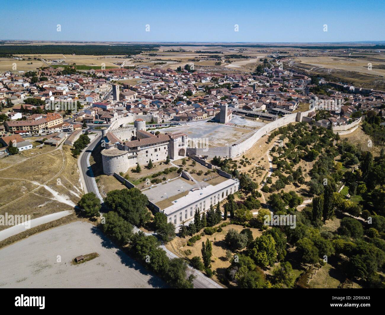 Vista aerea di Cuellar, un piccolo centro storico in provincia di Segovia, con il castello ricostruito in primo piano. Foto Stock
