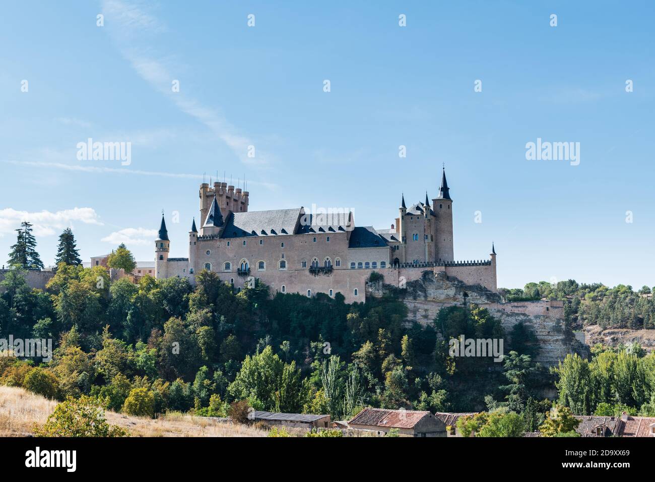 Vista ad angolo basso dell'Alcazar, un castello-palazzo in pietra situato nella vecchia città fortificata di Segovia, Spagna. Foto Stock