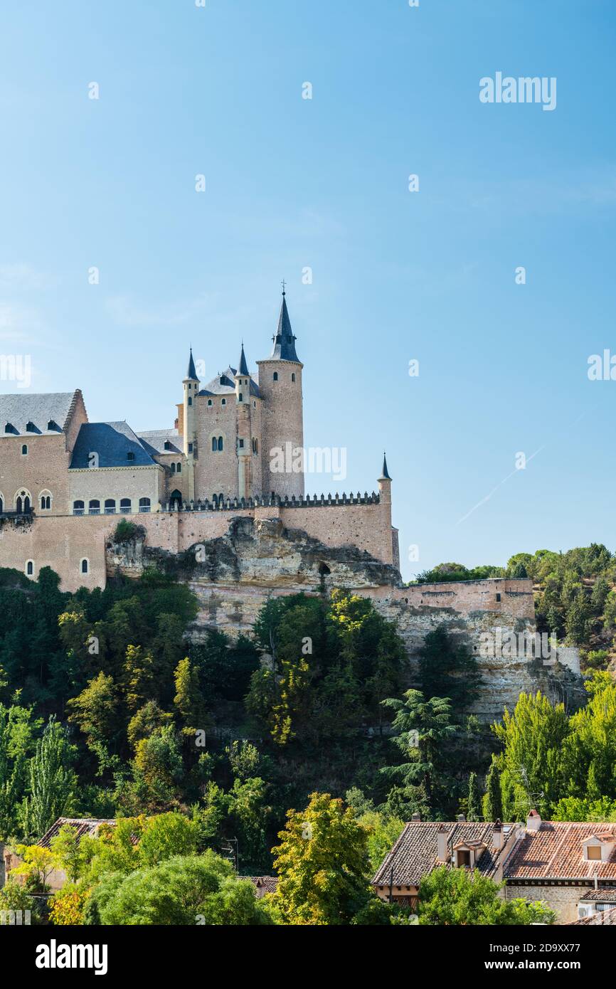 Vista ad angolo basso dell'Alcazar, un castello-palazzo in pietra situato nella vecchia città fortificata di Segovia, Spagna. Foto Stock