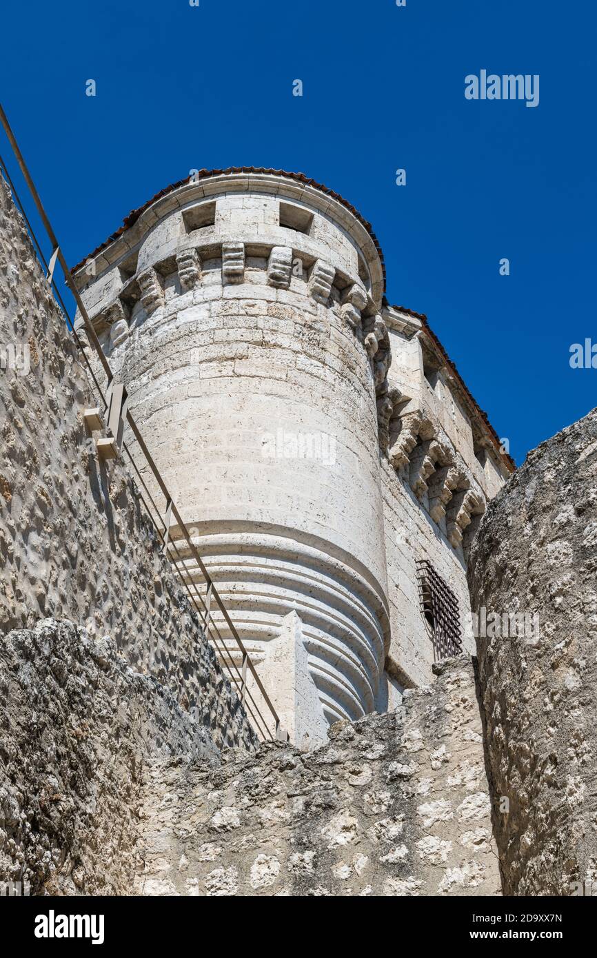 Particolare di una piccola torre del ben conservato castello di Cuellar (Castello dei Duchi di Alburquerque), costruito in stili diversi tra il 13 ° e Foto Stock