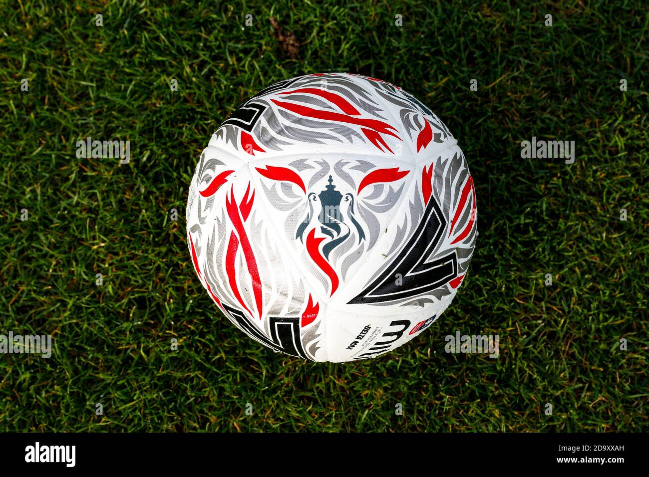 SkyEx Community Stadium, Londra, Regno Unito. 8 Nov 2020. Football Association Cup, Hayes e Yeading United contro Carlisle United; Official Mitre Delta Max gli Emirati fa Cup calcio sul campo Credit: Action Plus Sports/Alamy Live News Foto Stock