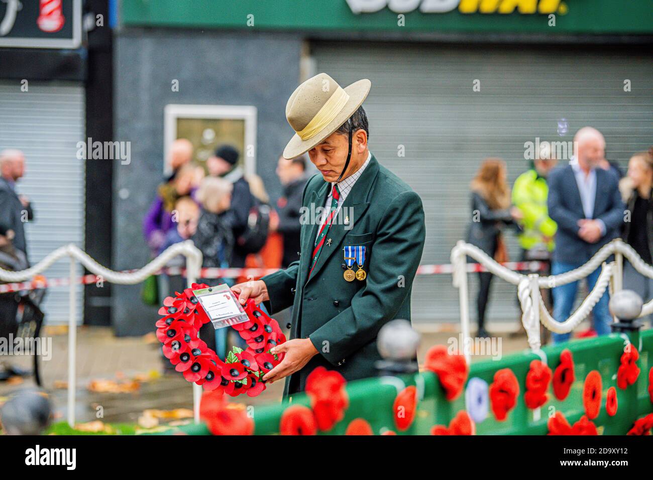 Gurkha in Swindon Town Regent circo municipio posa di un la corona papavero nei confronti di persone care perse in guerra 8/11/2020 Foto Stock