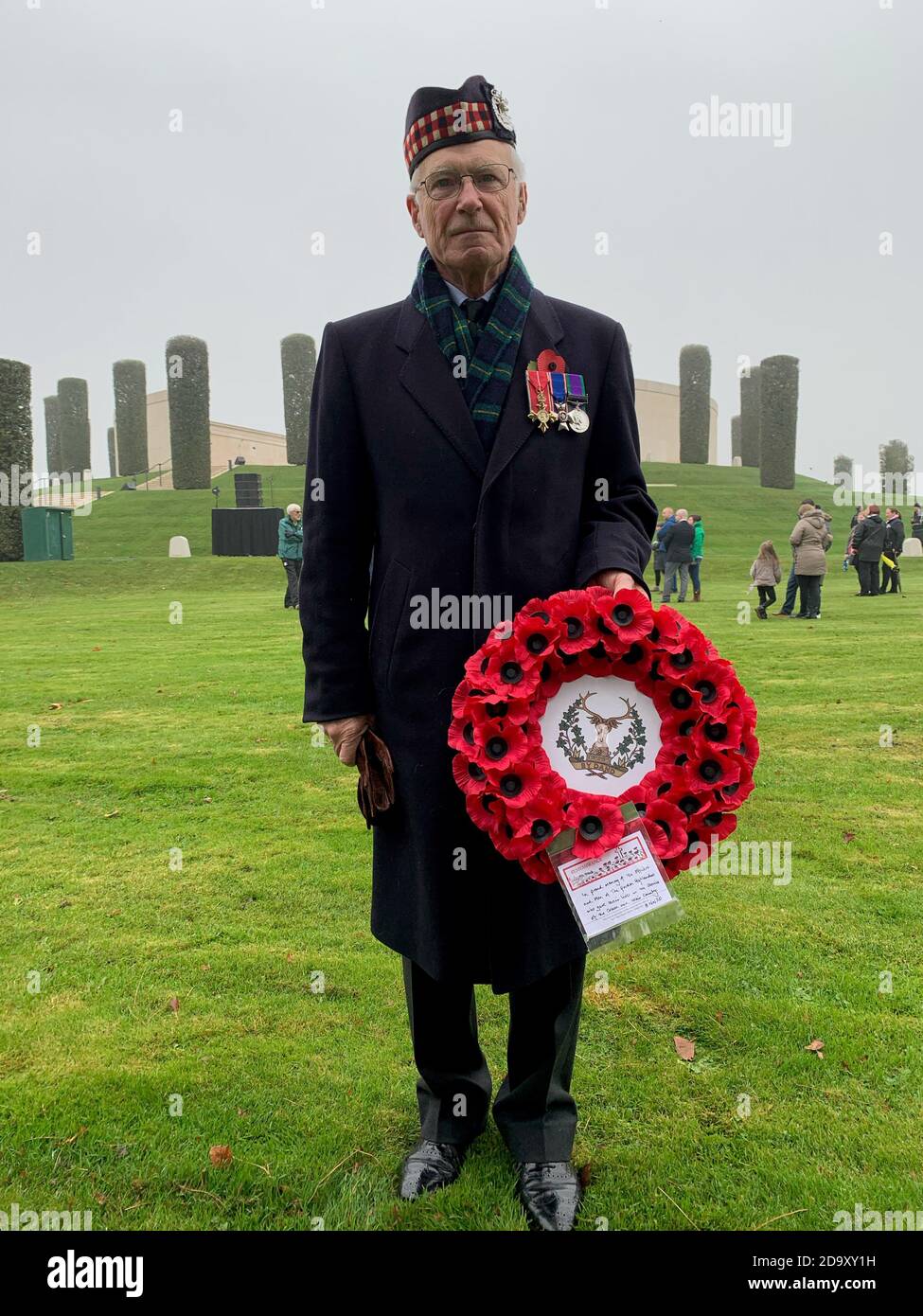 Il colonnello Jack Stenhouse, precedentemente dei Gordon Highlanders, al National Memorial Arboretum di Alrewas, Staffordshire, come atto virtuale di memoria dal memoriale delle forze armate è trasmesso via Facebook e YouTube durante la Domenica di memoria. Foto Stock