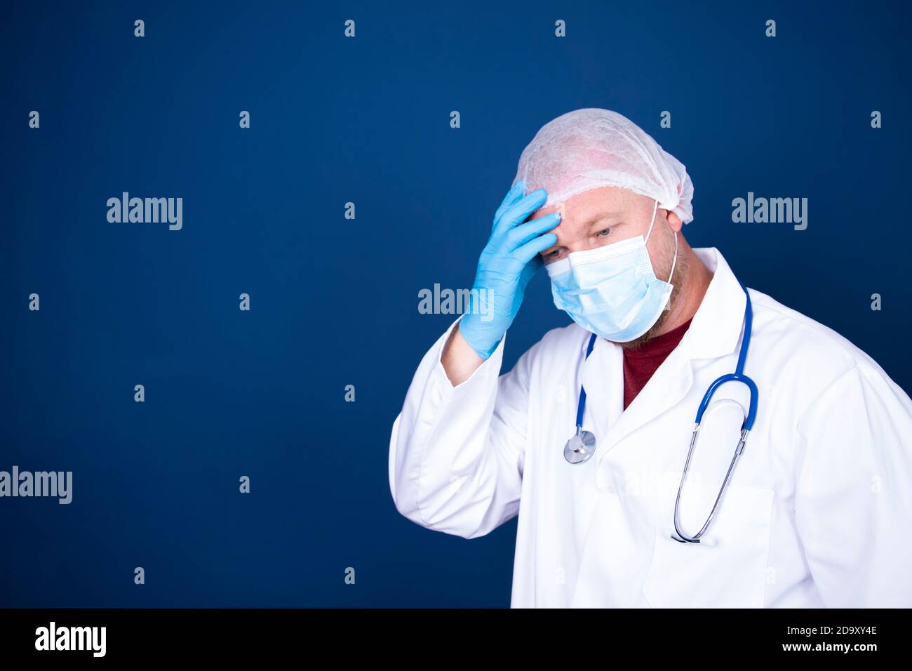 Medico stanco e stressato durante COVID-19 che ha bisogno di aiuto in ospedale. Operatori sanitari in disperazione per l'emergenza. Crisi del coronavirus morte, disaerazione, delusione Foto Stock