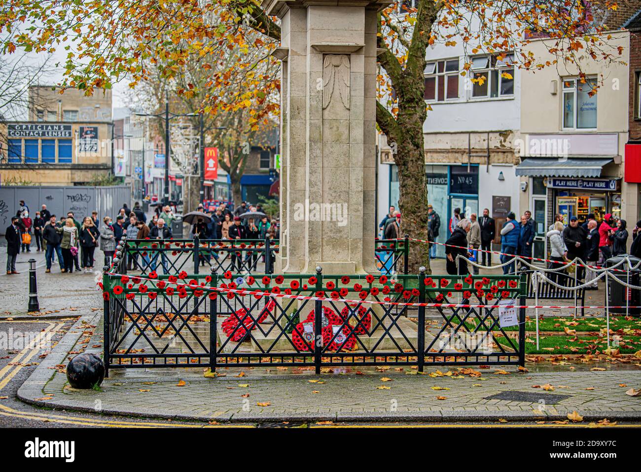 La gente comincia a riunirsi nel centro di Swindon Domenica di memoria Municipio del Regent circus 8/11/2020 Foto Stock