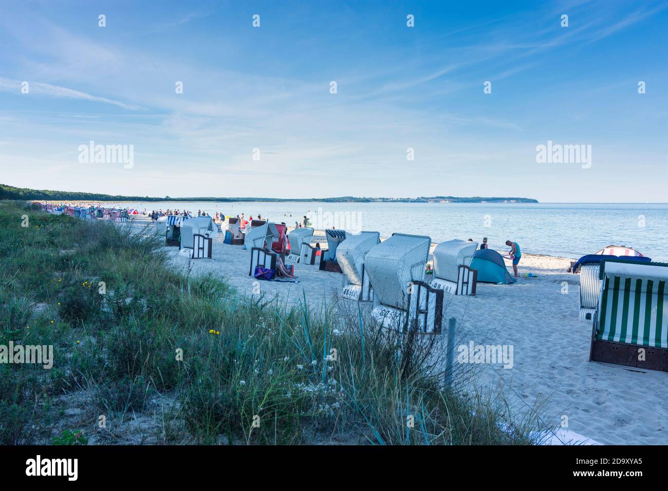 Mönchgut: spiaggia di Thiessow, Strandkörbe (sedie a sdraio), bagnante, Mar Baltico, Ostsee (Mar Baltico), Isola di Rügen, Meclemburgo-Vorpommern, Germania Foto Stock