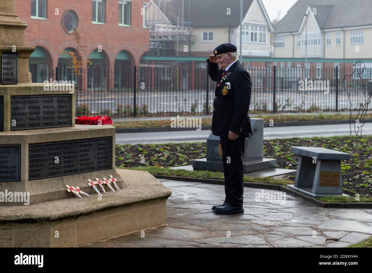 Brentwood, Essex, Regno Unito. 8 novembre 2020. Una manciata di persone paga i loro omaggi al Memoriale di guerra di Brentwood, Essex, il giorno della memoria 2020. A causa del blocco del coronavirus, la consueta parata e cerimonia sono stati costretti ad annullare, lasciando le strade normalmente piene di persone completamente deserte. Credit: Ricci Fothergill/Alamy Live News Foto Stock