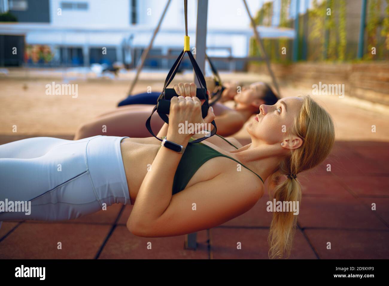 Gruppo di donne, esercitarsi con le corde all'aperto Foto Stock