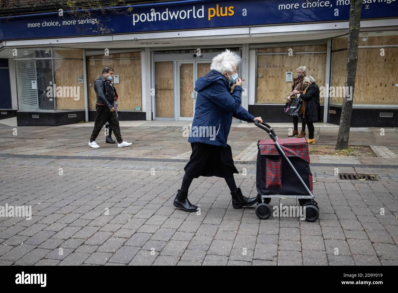 Si è imbarcato su Poundworld Plus mostrando segni di una recessione al dettaglio sulle strade principali della Gran Bretagna, Gravesend, Kent nord-occidentale, Inghilterra, Regno Unito Foto Stock
