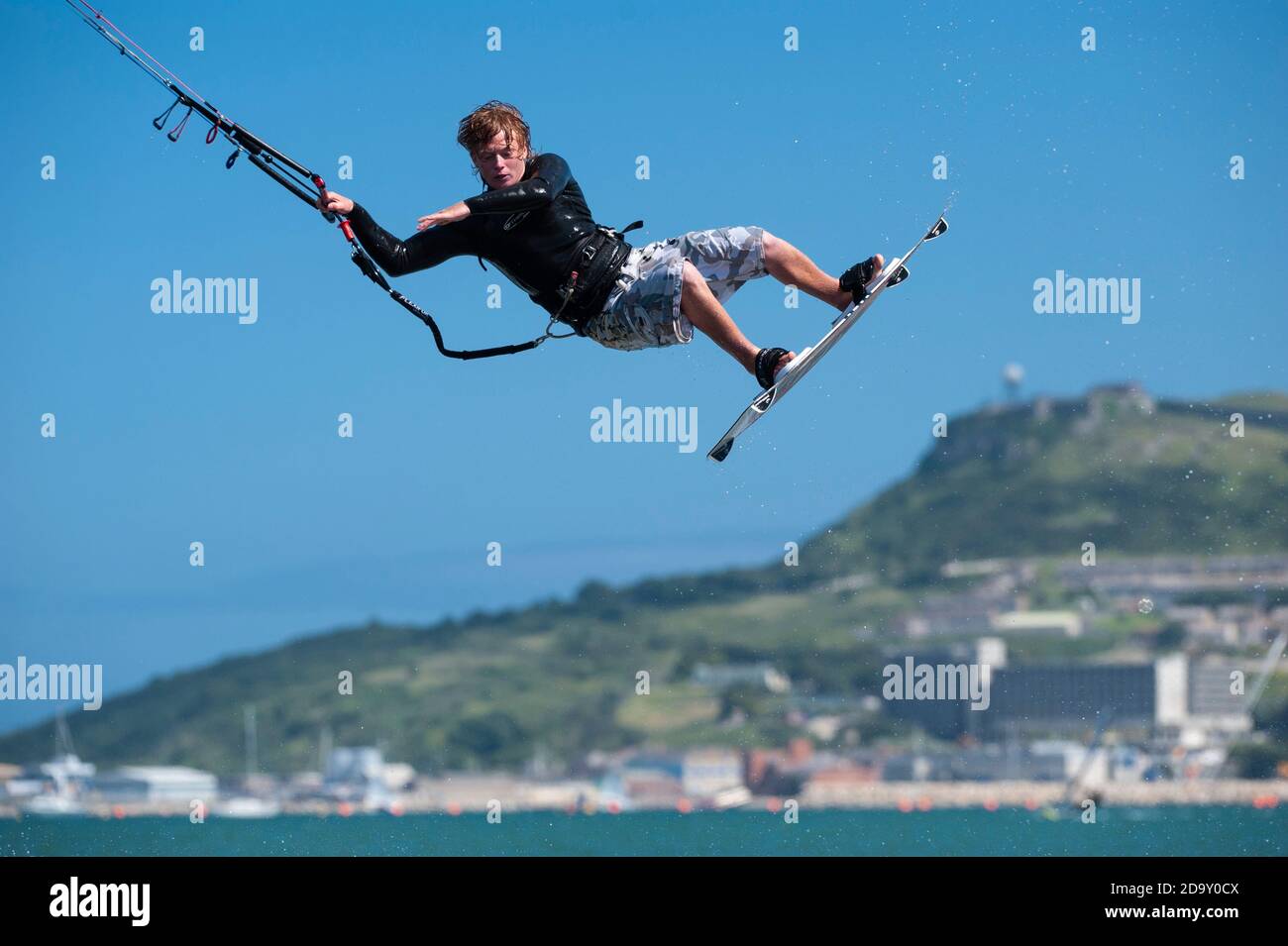 Kitesurfer in azione, Dorset, Inghilterra, Regno Unito. Foto Stock