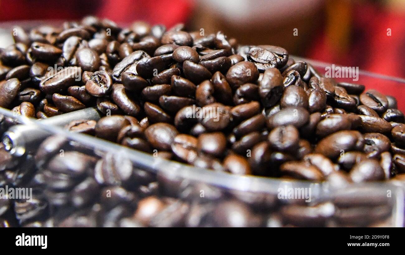 Shanghai. 5 Nov 2020. Foto scattata il 5 novembre 2020 mostra i chicchi di caffè presso lo stand della catena di ristoranti fast-food canadese Tim Hortons nell'area espositiva Food and Agricultural Products durante il terzo China International Import Expo (CIIE) a Shanghai, Cina orientale. Credit: Chen Yehua/Xinhua/Alamy Live News Foto Stock