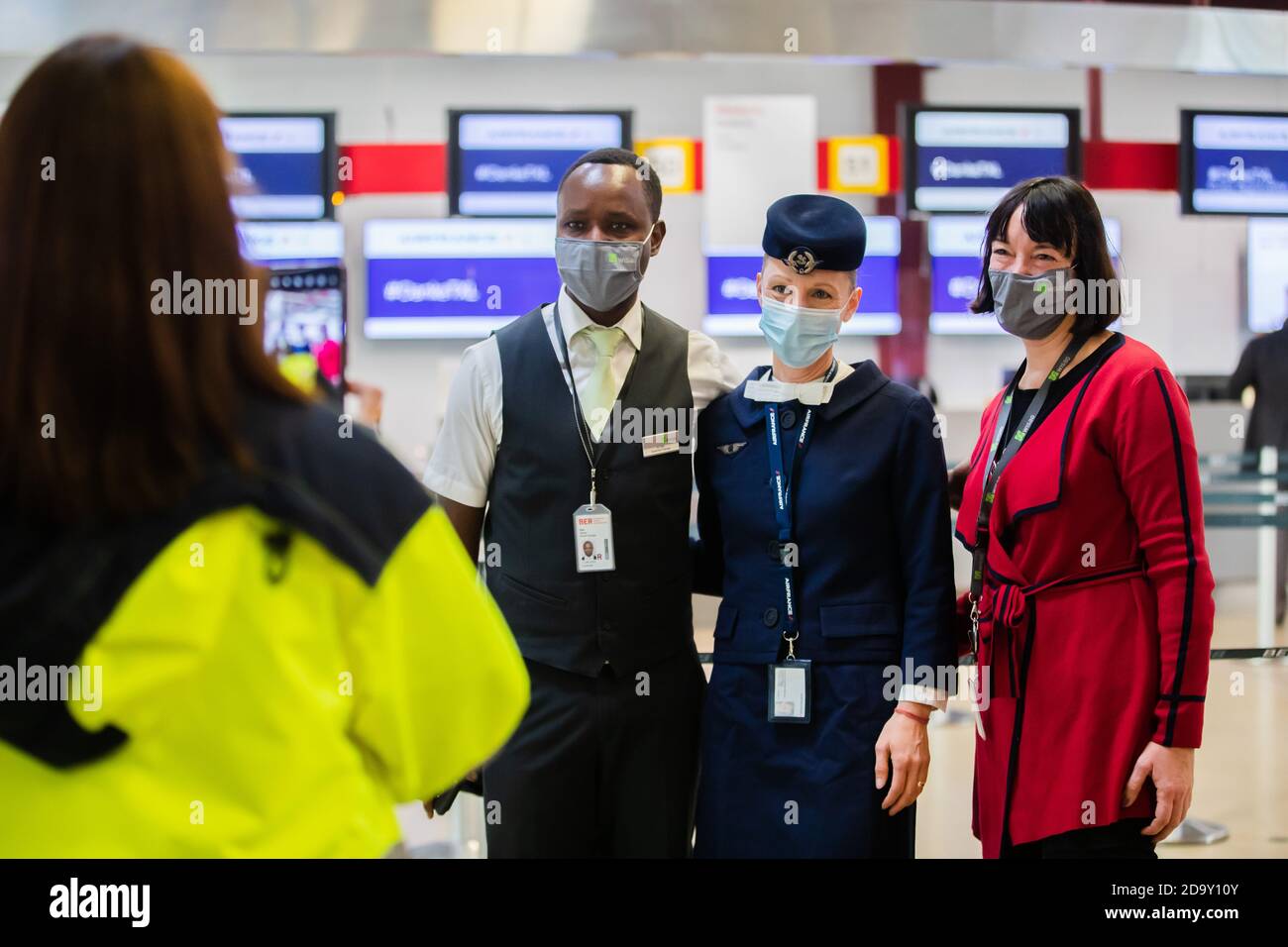 Berlino, Germania. 8 novembre 2020. I dipendenti dell'aeroporto scattano fotografie dell'aeroporto di Tegel nel terminal C prima del decollo dell'ultimo volo di linea. L'aeroporto di Tegel chiude con la partenza dell'aereo Air France AF 1235 per Parigi. Credit: Christoph Soeder/dpa/Alamy Live News Foto Stock