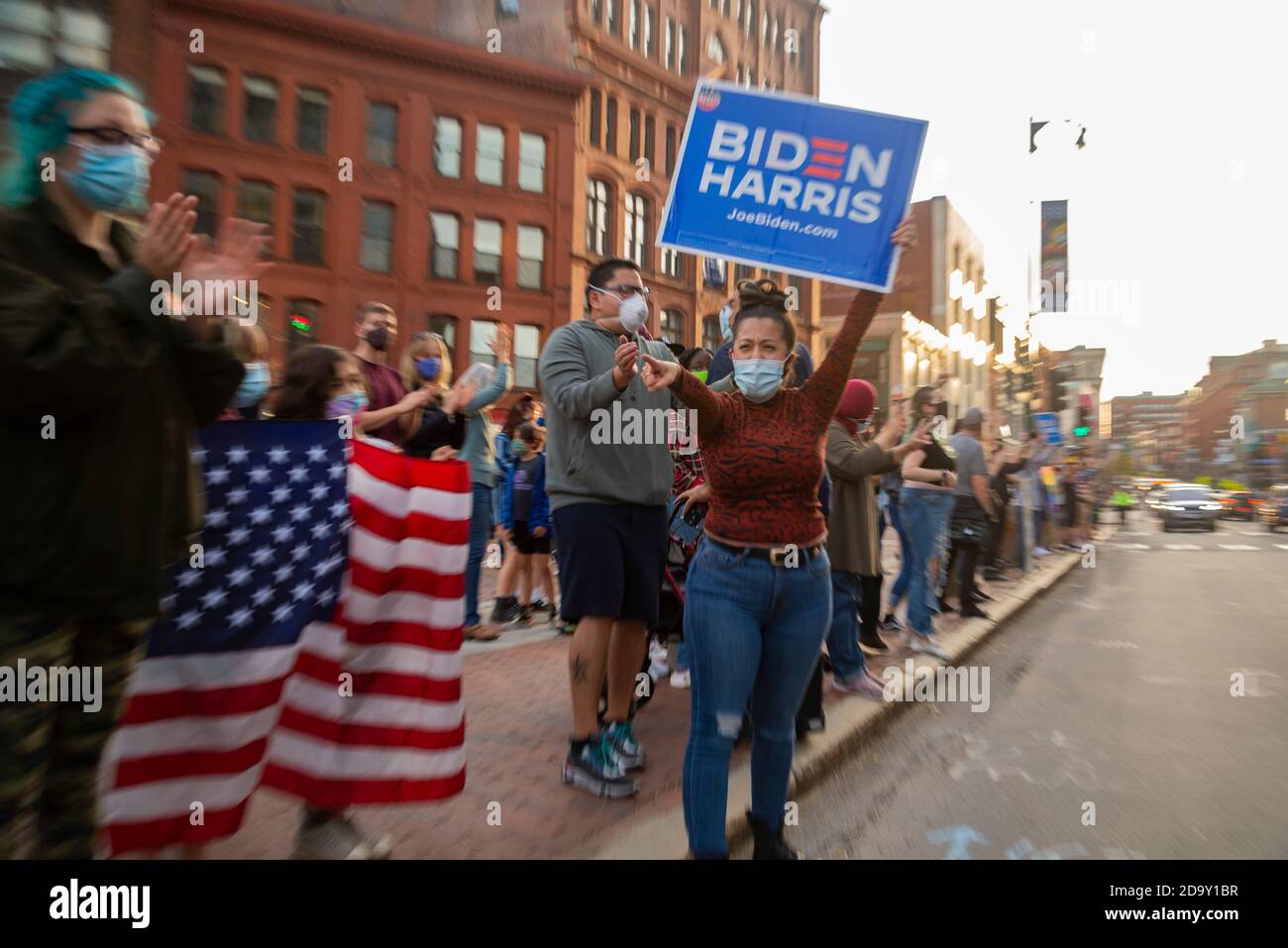 I Mainers celebrano la vittoria di Joe Biden dei 2020 Stati Uniti Elezioni presidenziali nel centro di Portland Foto Stock