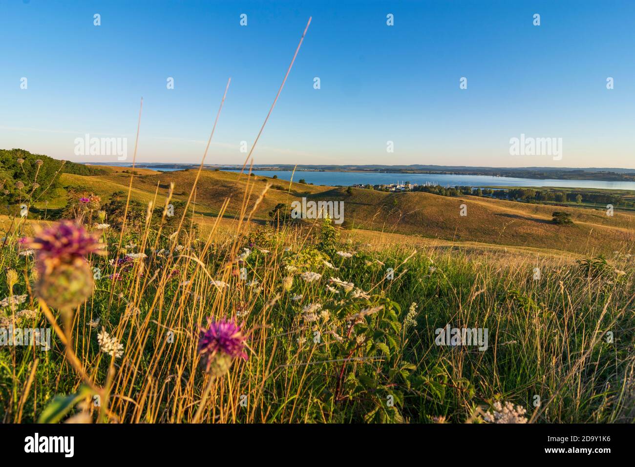 Mönchgut: Vista dalla collina Bakenberg al villaggio di Gager, baia Hagensche Wiek, penisola Reddevitz (Reddevitzer Höft), Mar Baltico, Ostsee (Mar Baltico), Rüge Foto Stock