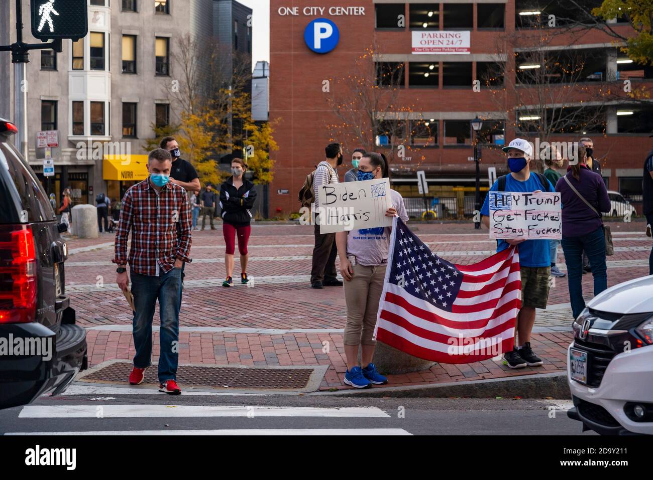 I Mainers celebrano la vittoria di Joe Biden dei 2020 Stati Uniti Elezioni presidenziali nel centro di Portland Foto Stock