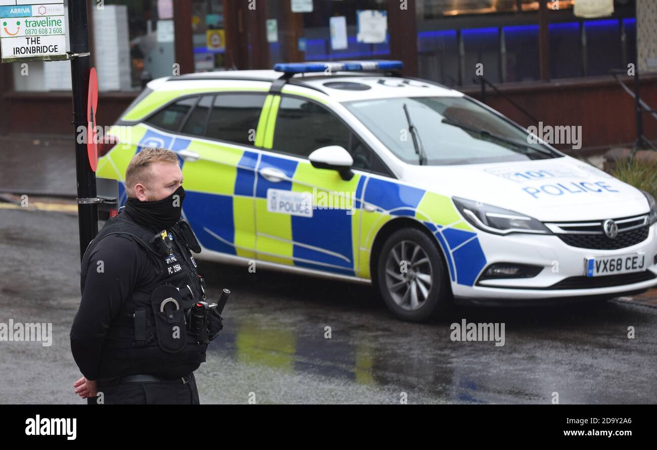 Ironbridge, Shropshire 8 novembre 2020. Un ufficiale di polizia che indossa una maschera facciale durante i minuti silenzio al servizio di memoria socialmente distanziato presso l'Ironbridge a Shropshire, Regno Unito. Foto Stock