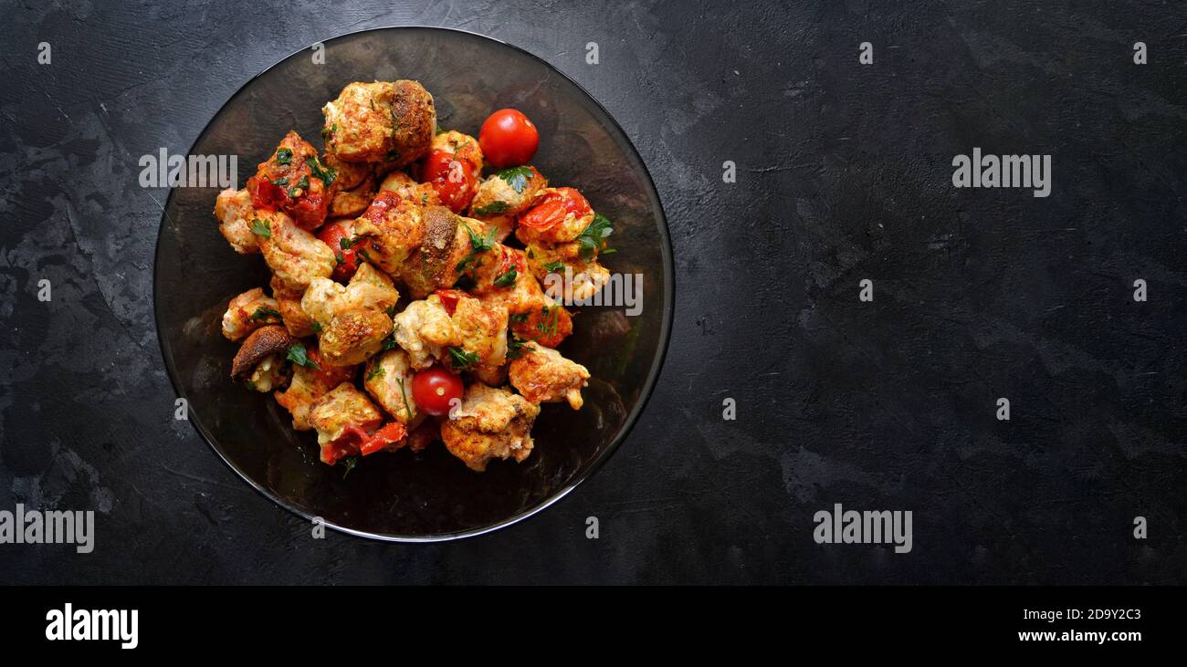 Carne grigliata su spiedini di legno su griglia di metallo su carbone.  Cottura di pollo, cuori Foto stock - Alamy