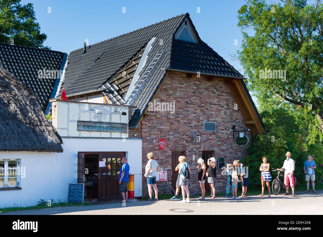 Mönchgut: La gente si trova di fronte al negozio di alimentari nel villaggio di Gager, Ostsee (Mar Baltico), Isola di Rügen, Meclemburgo-Vorpommern, Germania Foto Stock