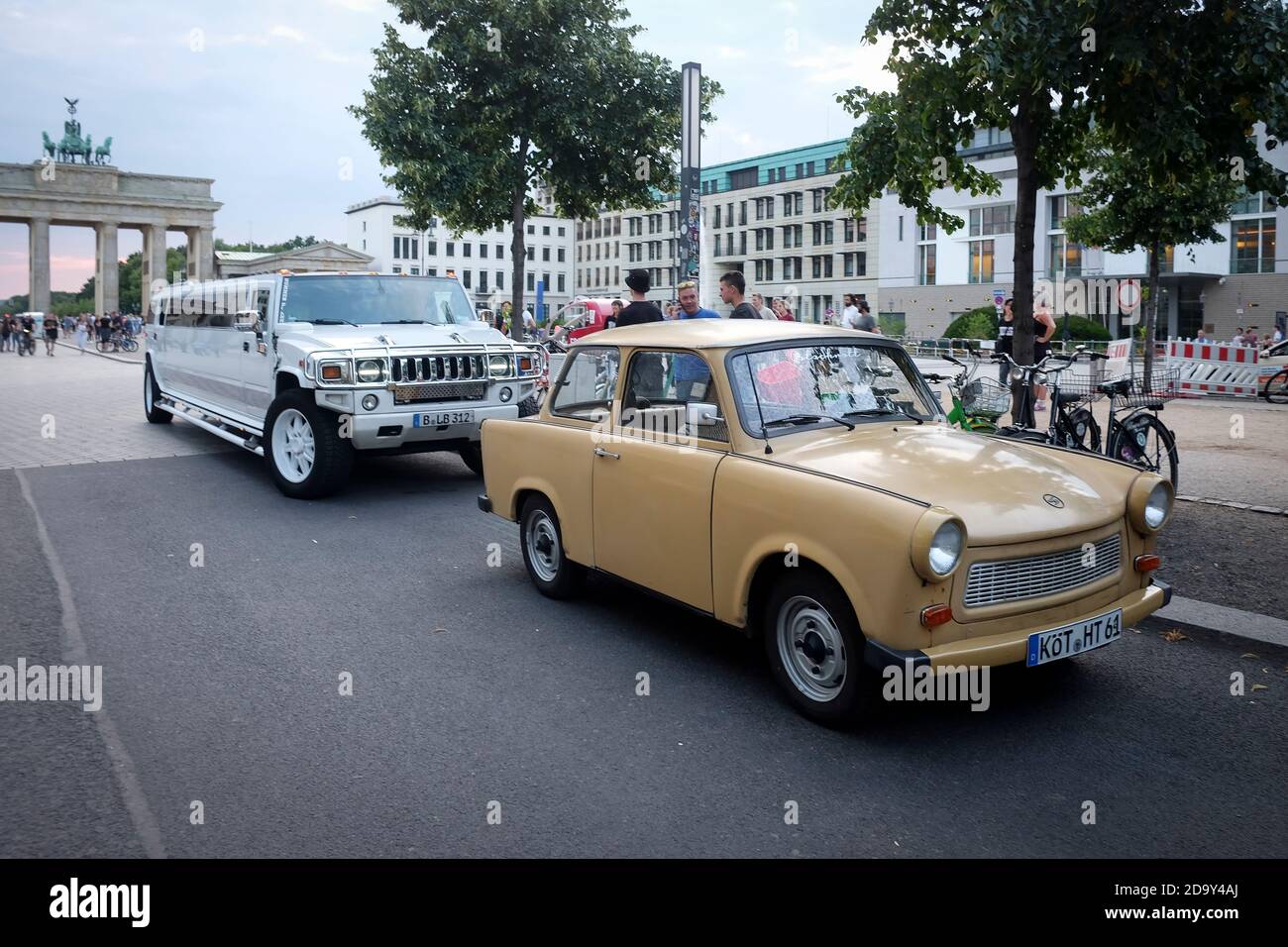 Una fila di automobili Trabant prodotte dalla Germania orientale parcheggiata in una strada del centro di Berlino, in Germania. Foto Stock