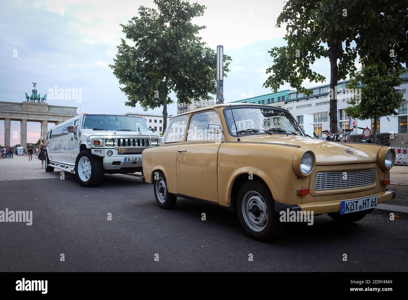 Berlin Gate East Side con Trabant car, Berlino, Germania Foto Stock