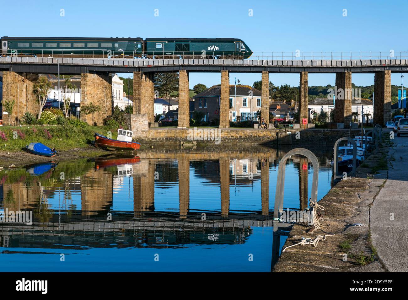 Treno sul Viadotto; Hayle; Cornovaglia; Regno Unito Foto Stock