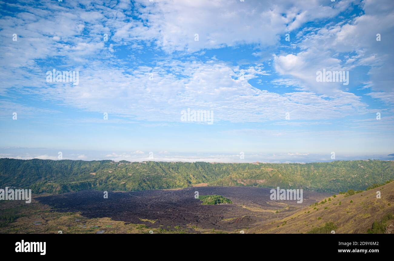 Panorama di popolare destinazione trekking Monte Batur cresta orientale all'alba, con nero solidificato flusso di lava campo, vicino Batur, Bali, Indonesia Foto Stock