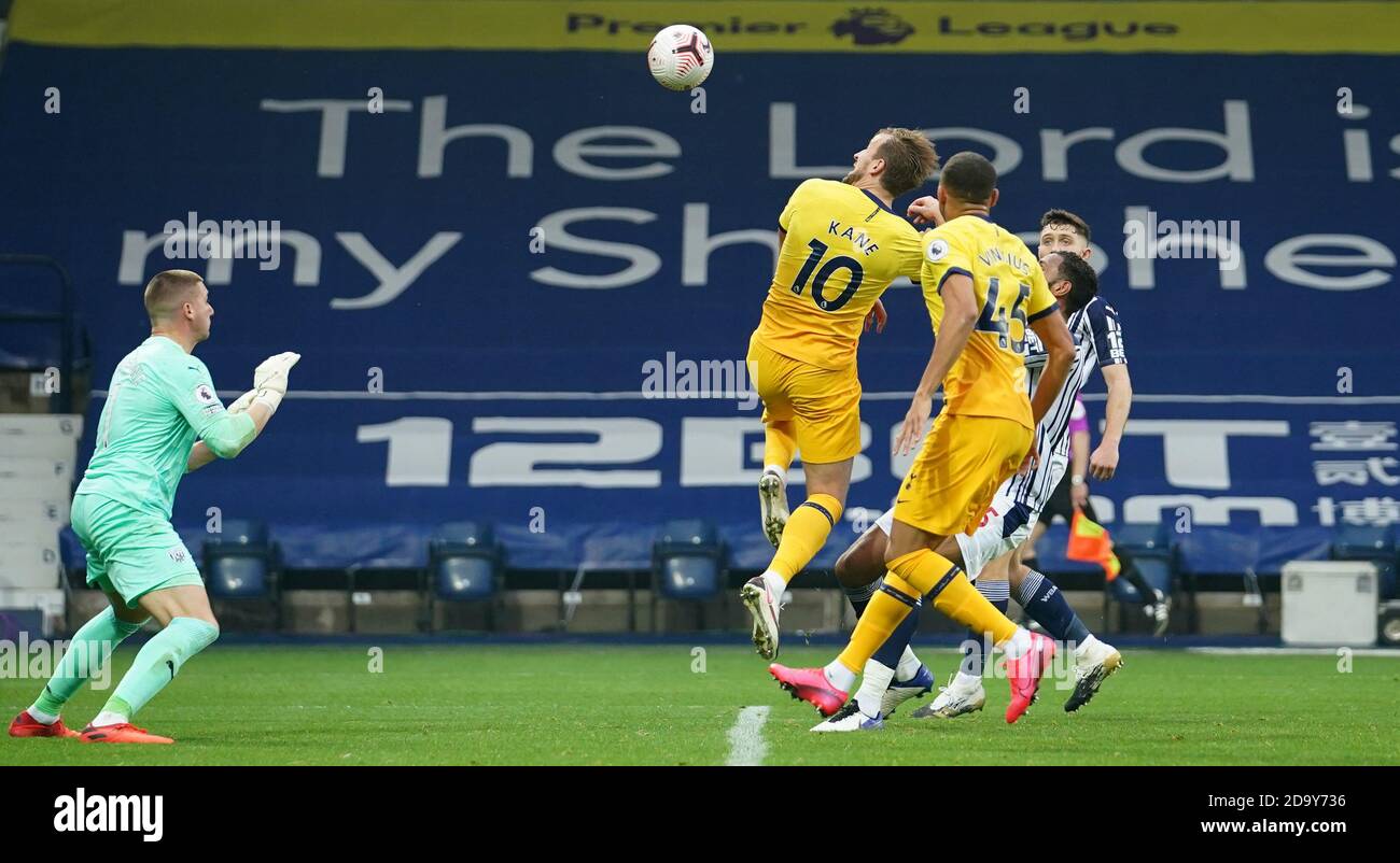 Harry Kane (centro) di Tottenham Hotspur segna il primo obiettivo del suo fianco durante la partita della Premier League agli Hawthorns, West Bromwich. Foto Stock