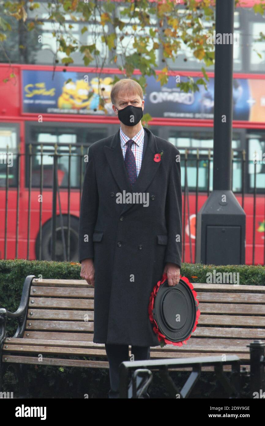 Stephen Timms, MP di East Ham al War Memorial a East Ham in un evento scalato-down Remembrance Day.on l'undicesima ora, i riuniti hanno osservato un minuto di silenzio per ricordare i caduti. Nel giorno della memoria di quest'anno, le folle erano poche e dovettero osservare le distanze sociali a causa della pandemia prevalente del cavid19. Foto Stock