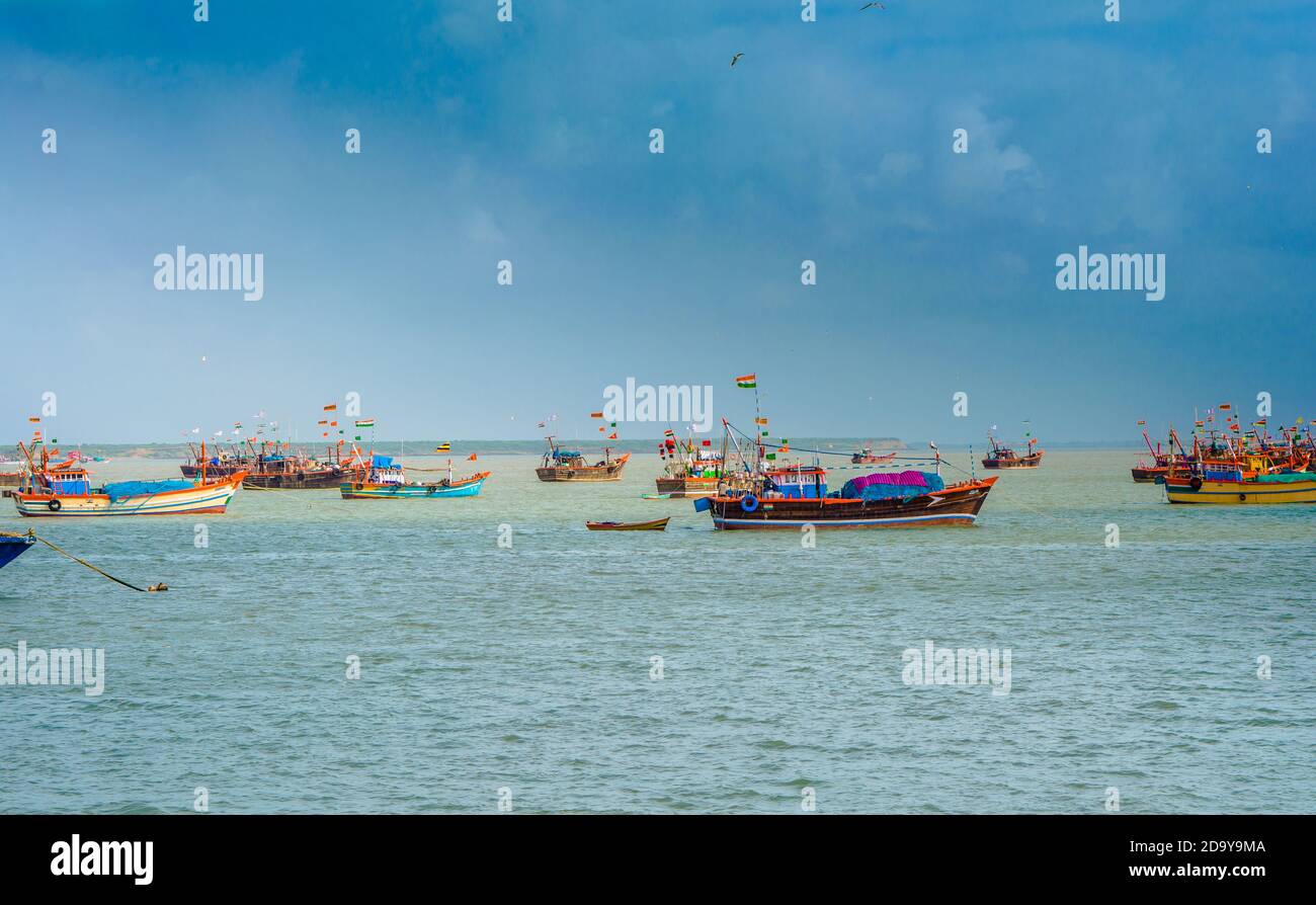 i traghetti navigano sul mare da okha a dwarkadhish tempio Gujarat India Foto Stock