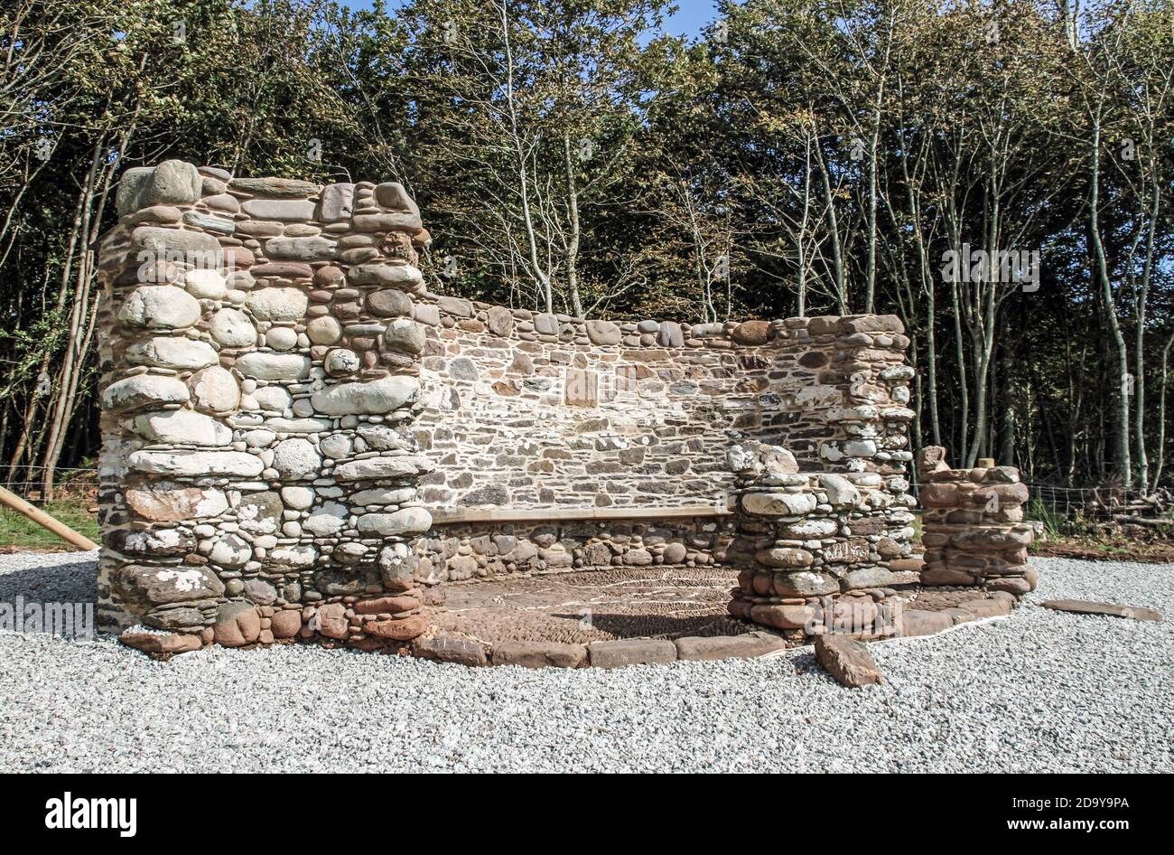 La sede di pietra a Deer Park in Mount Edgcumbe Estate Cornwall settembre 2016. Conosciuto anche come Rock Seat e Pebble Seat. Vista su Picklecombe Vall Foto Stock