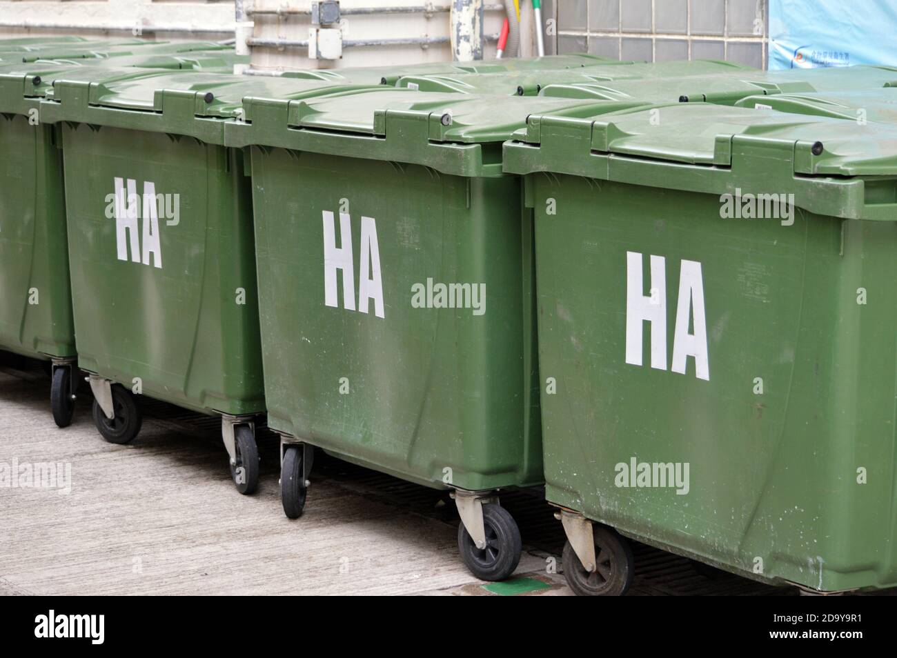 'Ha ha ha haa' sui dumpster al Princess Margaret Hospital, Hong Kong (gestito dall'autorità ospedaliera, o A.A.) Foto Stock