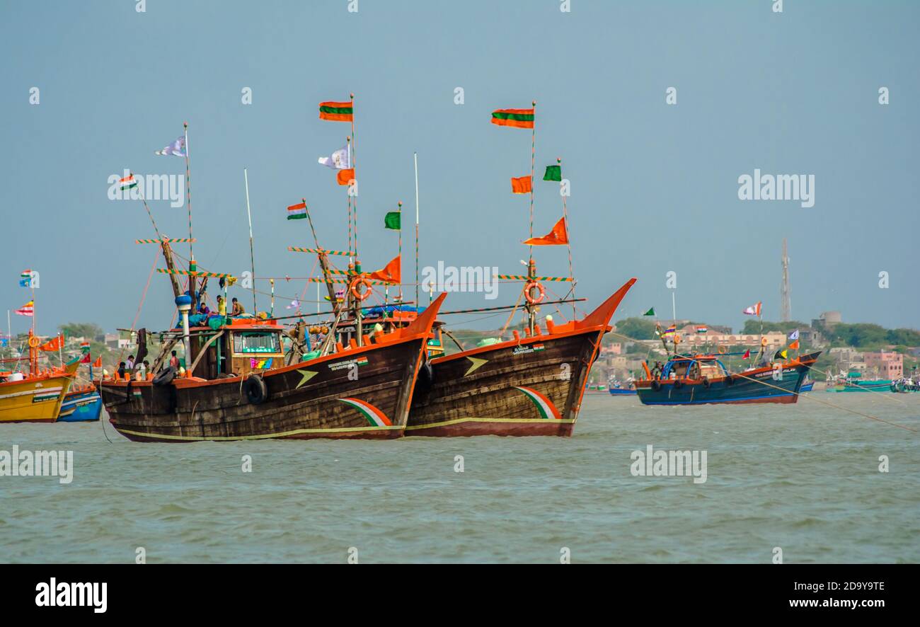 i traghetti navigano sul mare da okha a dwarkadhish tempio Gujarat India Foto Stock