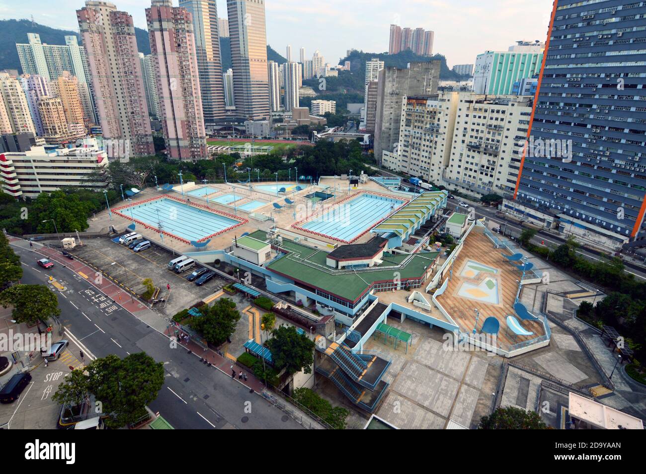 Kwai Shing piscina, un complesso pubblico di nuoto a Kwai Chung, New Territories, Hong Kong Foto Stock
