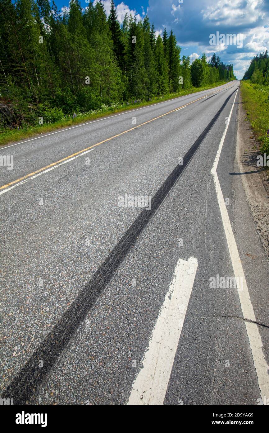 Marcature molto lunghe sulla superficie asfaltata in autostrada dopo una frenata brusca a Summer , Finlandia Foto Stock