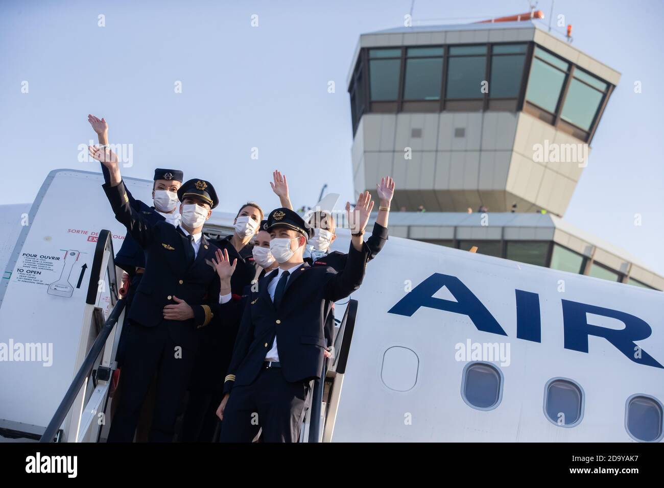 Berlino, Germania. 8 novembre 2020. I membri dell'equipaggio del volo Air France AF 1235 per Parigi ondono prima che l'ultimo volo di linea partirà dall'aeroporto di Tegel. Con la partenza dell'Airbus alle 15:00, l'aeroporto di Tegel chiuderà. Credit: Christoph Soeder/dpa/Alamy Live News Foto Stock