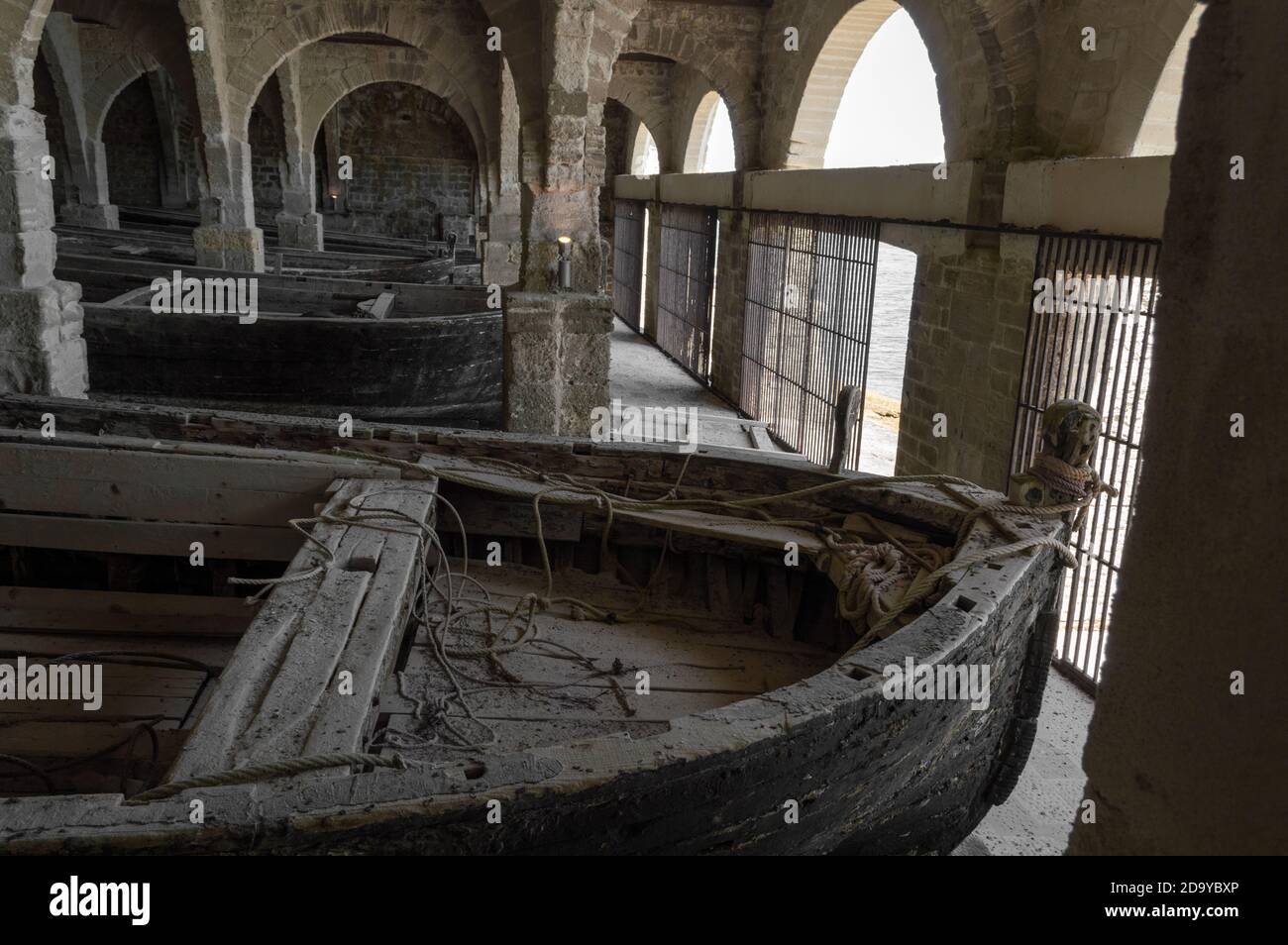Favignana, Sicilia, Italia, agosto 2020. Nell'ex fabbrica Florio alcune antiche barche in legno utilizzate per la pesca del tonno sono conservate in un vecchio edificio Foto Stock