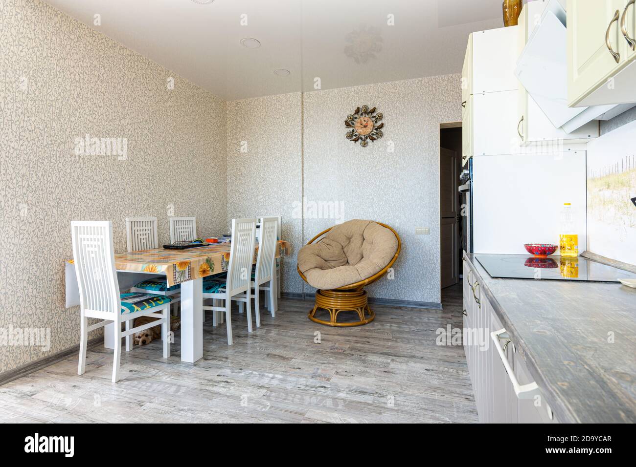 Anapa, Russia - 23 agosto 2020: Un frammento di un interno da cucina, un tavolo da pranzo con quattro sedie e una comoda poltrona, una cucina allestita nel for Foto Stock