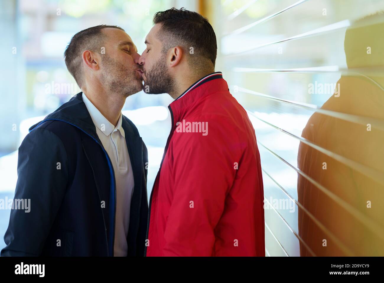 Gay kiss immagini e fotografie stock ad alta risoluzione - Alamy