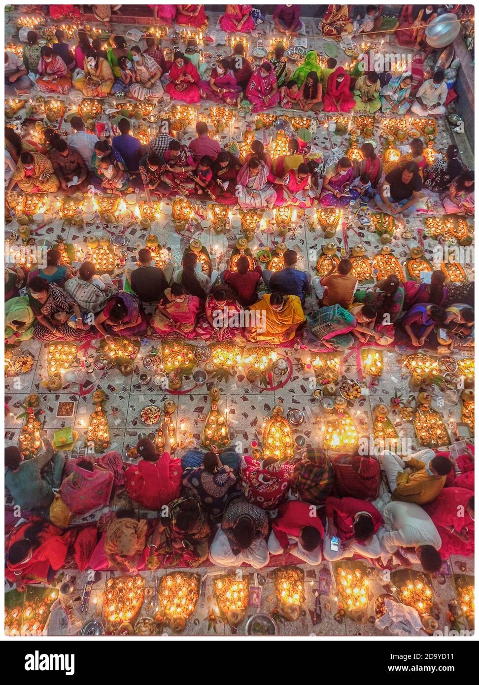 Dhaka, Bangladesh. 07 novembre 2020. I discepoli di Baba Lokenath Brahmakari celebrarono Rakher Upobash o Kartik Broto con il digiuno fino all'illuminazione delle lampade in serata a Samibagh Loknath Ashram. Essi osservano il festival ogni Sabato e Martedì negli ultimi 15 giorni del mese bengalese di Kartik per il benessere dei loro cari. Ogni devoto indossa una maschera in faccia a causa della pandemia di covid-19 . (Foto di MD Saiful Amin/Pacific Press) Credit: Pacific Press Media Production Corp./Alamy Live News Foto Stock