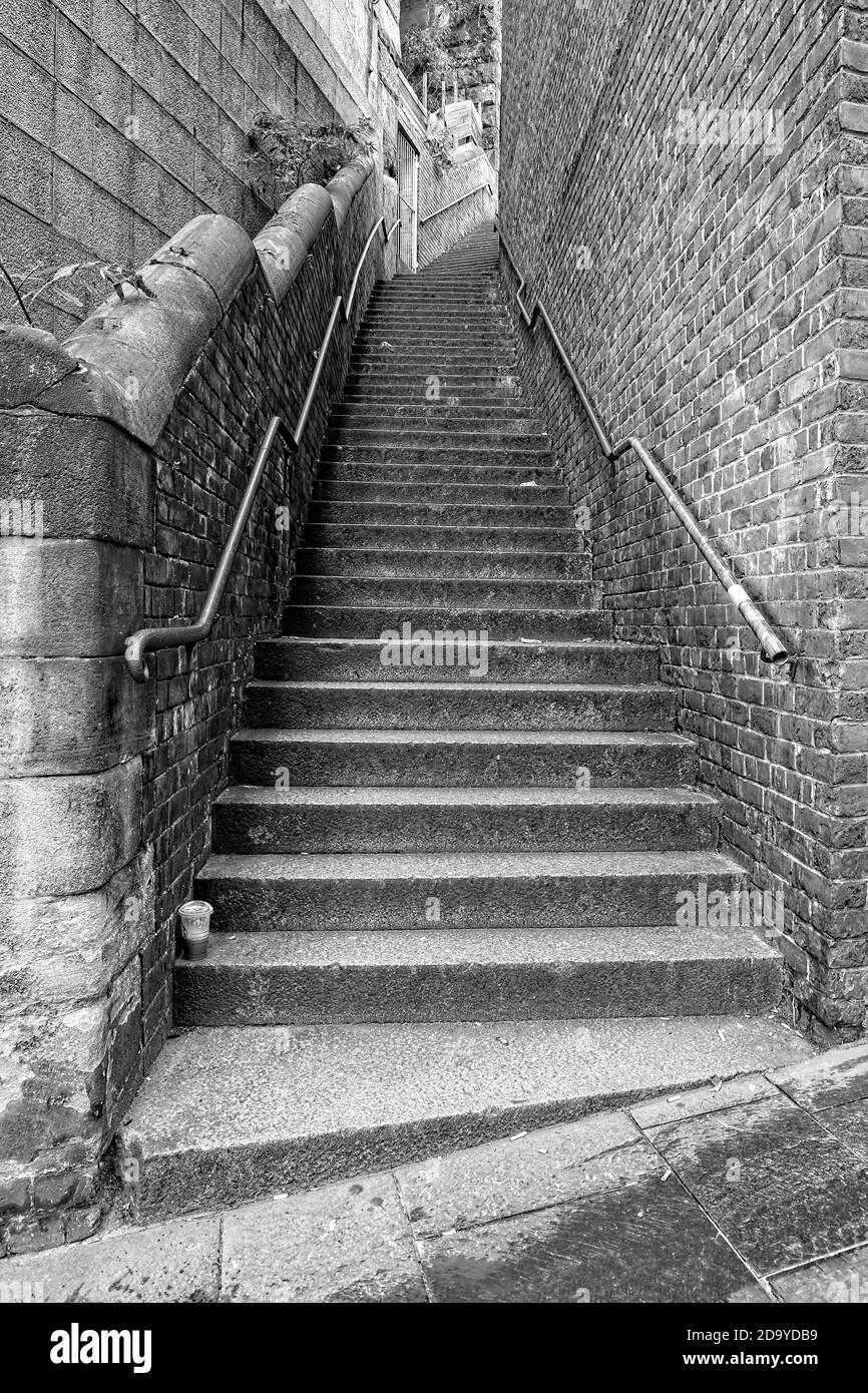 Le scale Dog Leap conducono da Side al Black Gate di Newcastle upon Tyne. È famoso per essere utilizzato in una scena di film Get carter. Foto Stock