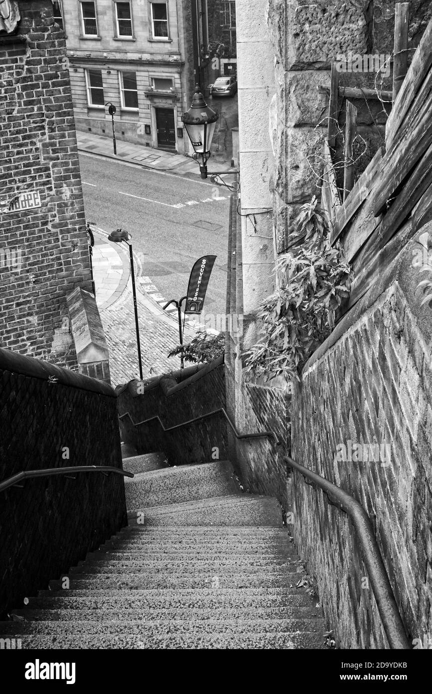 Le scale Dog Leap conducono giù dal cancello nero a lato a Newcastle upon Tyne. È famoso per essere utilizzato in una scena di film Get carter. Foto Stock