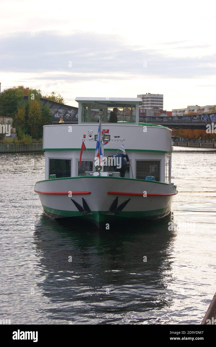 Das Ausflugsschiff 'MS Wappen von Spandau' am Lindenufer auf der Havel. Foto Stock