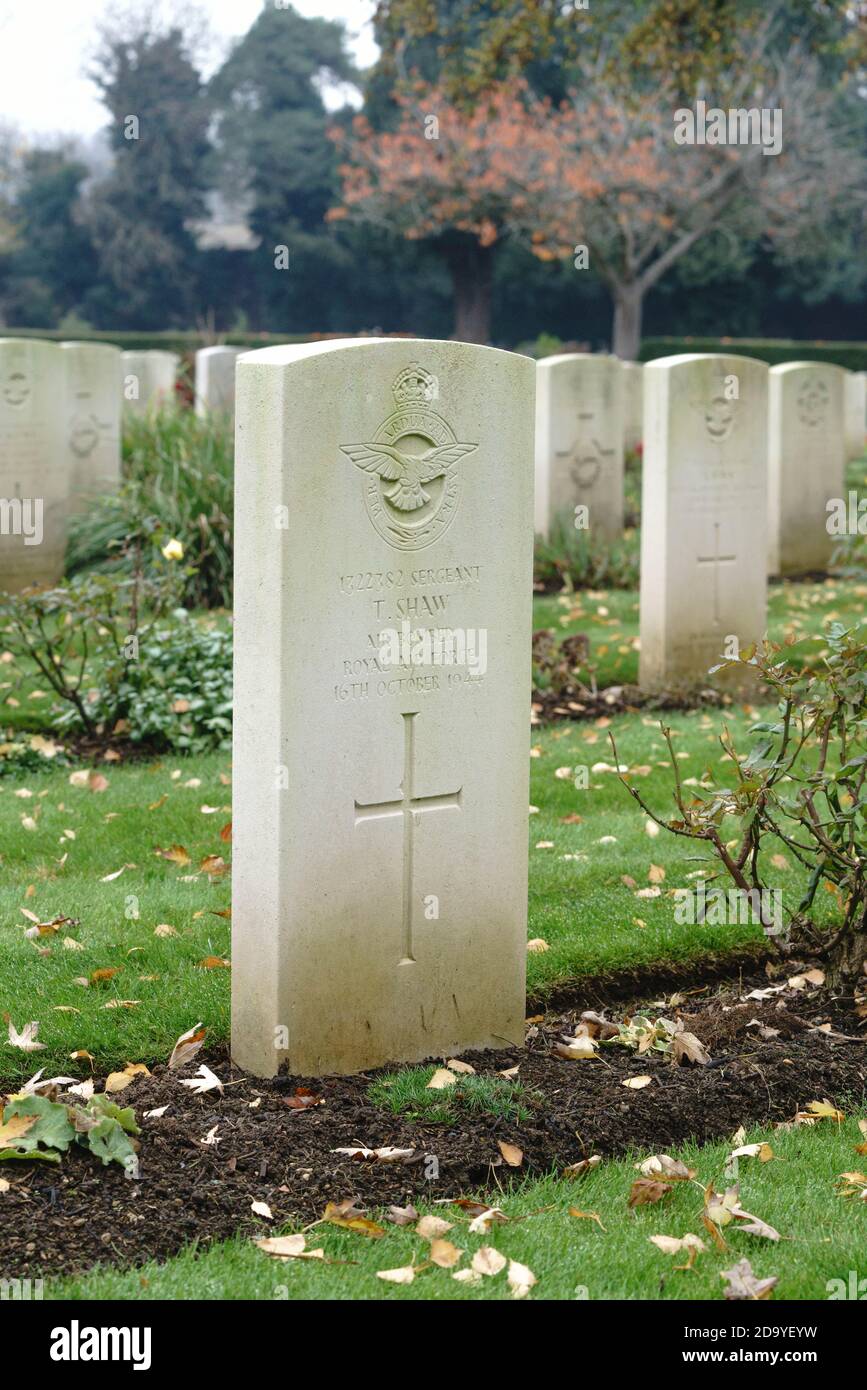 Botley Road Commonwealth War Graves, Oxford, Regno Unito. Novembre 8th 2020. Il Servizio annuale di memoria alle tombe di guerra del Commonwealth (CWG) Oxford è stato un evento limitato quest'anno a causa delle regole che circondano le riunioni pubbliche durante la pandemia del COVID-19. Bridget Catterall/Alamy Live News. Foto Stock